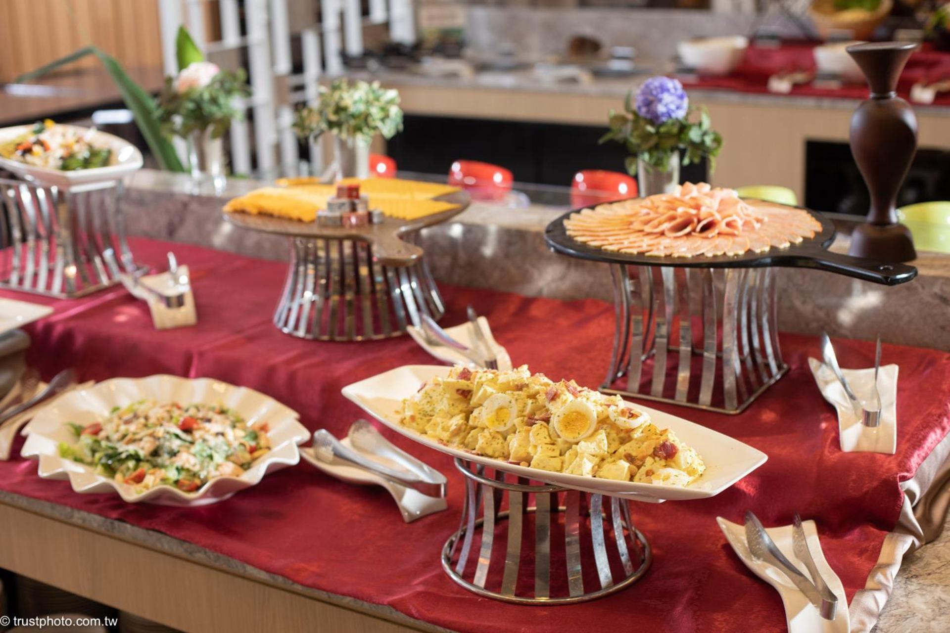Grand Bay Resort Hotel Heng-ch'un Esterno foto A buffet at a hotel