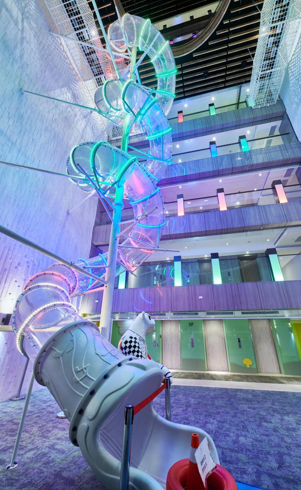 Grand Bay Resort Hotel Heng-ch'un Esterno foto The atrium at the new Royal Victoria Hospital