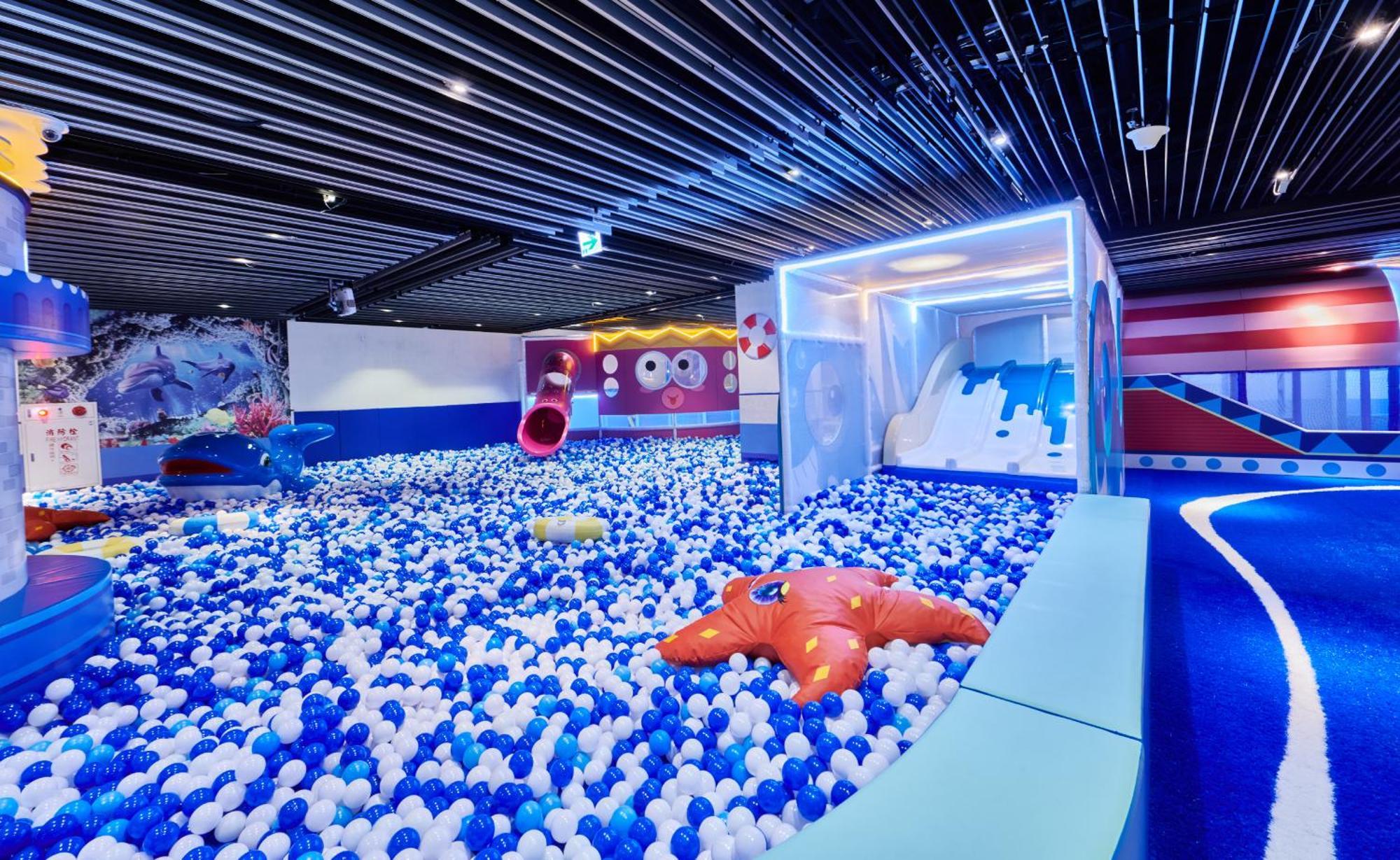 Grand Bay Resort Hotel Heng-ch'un Esterno foto Ball pit at the DreamWorks-themed area