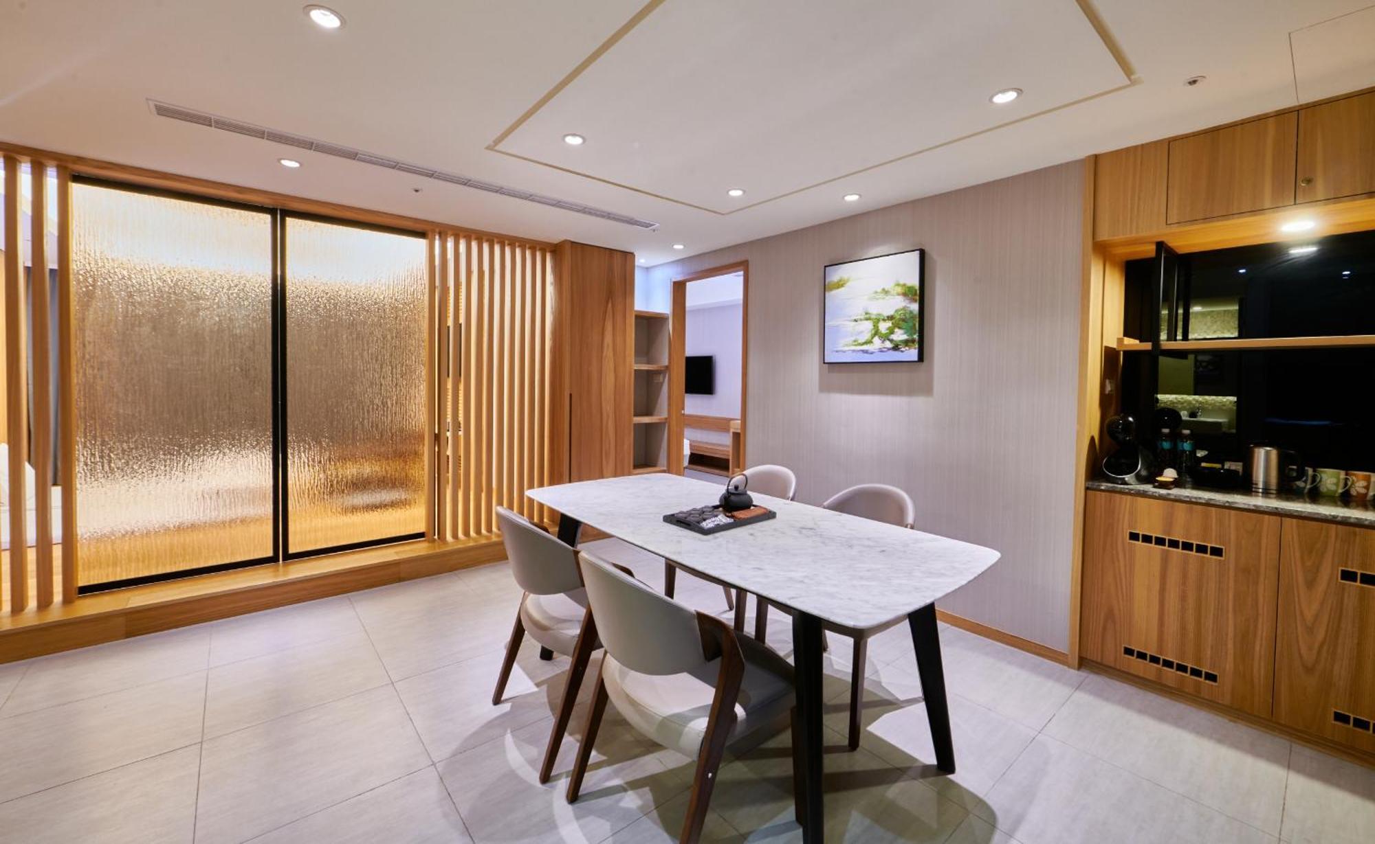 Grand Bay Resort Hotel Heng-ch'un Esterno foto The interior of a private suite at the airport