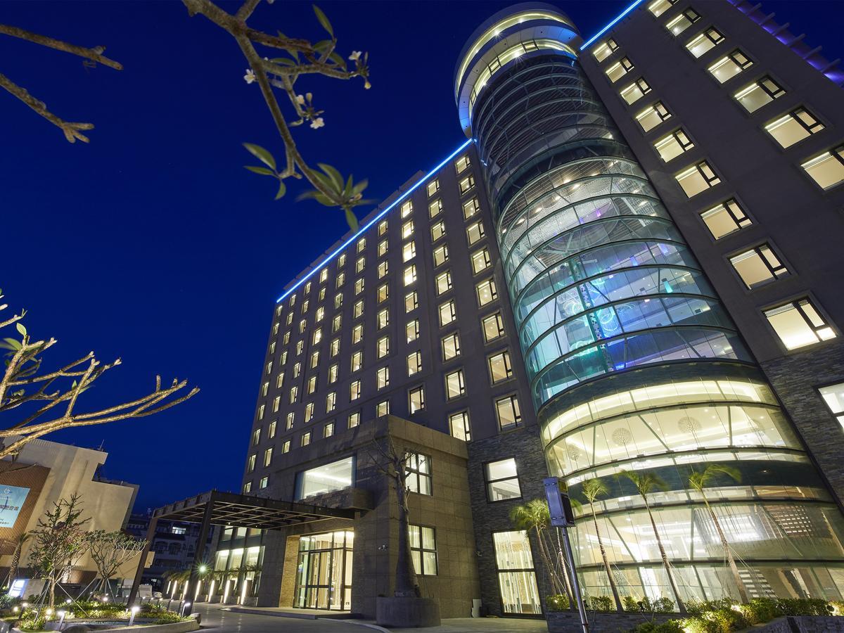Grand Bay Resort Hotel Heng-ch'un Esterno foto The hotel at night