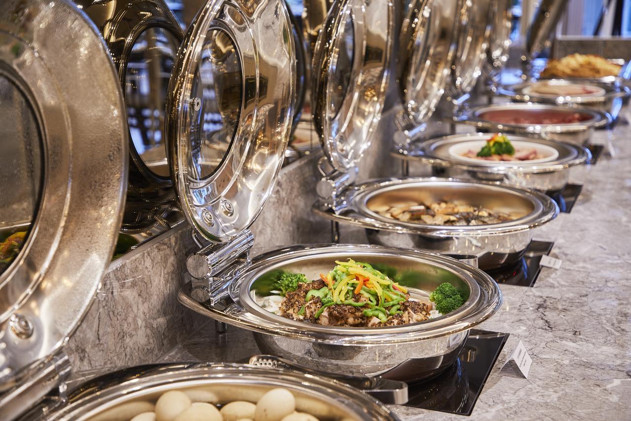Grand Bay Resort Hotel Heng-ch'un Esterno foto A selection of chafing dishes