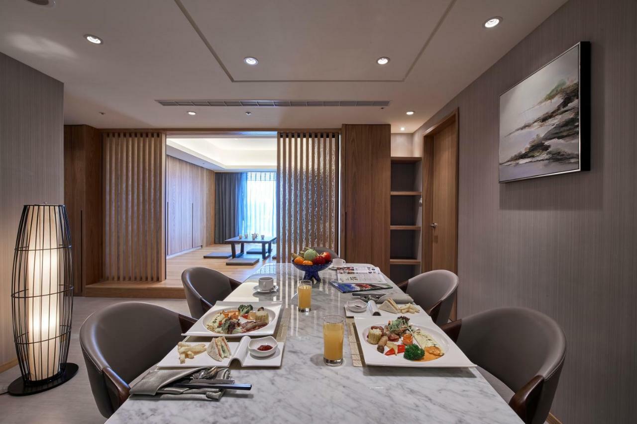 Grand Bay Resort Hotel Heng-ch'un Esterno foto A dining room in a suite at the hotel